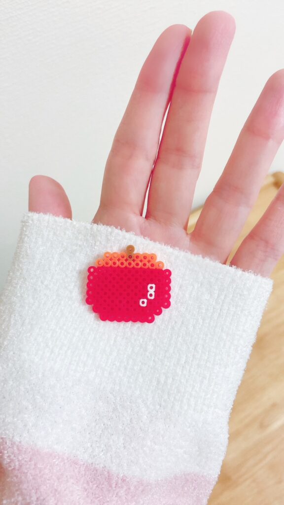 小さなりんごアイロンビーズ作品